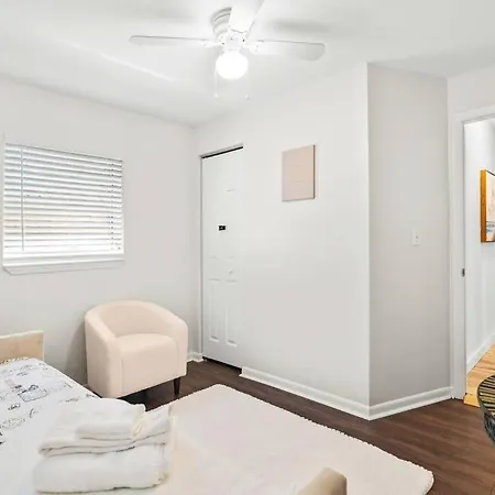 Charming, Cozy 3 Bedroom House, Walking Distance To Down Town